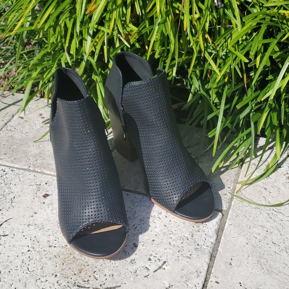 Coconuts by Matisse open toed heeled boots 8.5